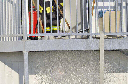 Stundenlang war die Feuerwehr im Einsatz um das Wasser aus dem Geymnasium zu saugen.