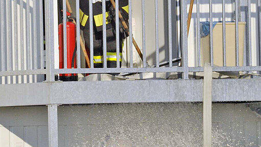 Stundenlang war die Feuerwehr im Einsatz um das Wasser aus dem Geymnasium zu saugen. Stundenlang war die Feuerwehr im Einsatz um das Wasser aus dem Geymnasium zu saugen.