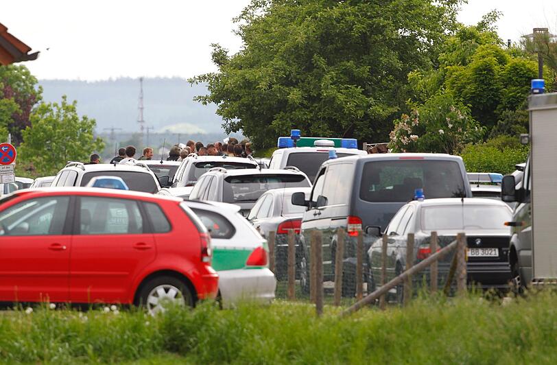 Nach mehrstündiger
Flucht machten die Beamten den Jugendlichen in der Nähe eines
Sportheims ausfindig, wo er sich verschanzte und mehrere Schüsse
abgab. Verletzt wurde bis zum Abend niemand.