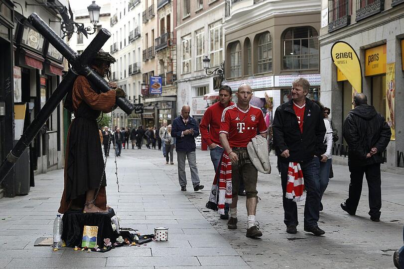 Vor dem Kracher gegen Real: Die Bayern-Fans machen einen Streifzug durch Madrid und treffen auch auf Fans der Königlichen. Die Bilder...