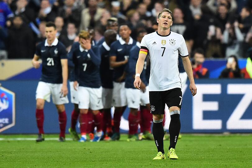 Bastian Schweinsteiger (DFB-Kapitän): "Ich bin immer noch fassungslos darüber, was am Freitag passiert ist. Ich möchte allen, die von dieser Tragödie betroffen sind, mein tiefstes Mitgefühl aussprechen. Zusätzlich möchte ich aller Opfer in Beirut gedenken, die bei den Anschlägen am Tag zuvor ums Leben gekommen sind. Egal, aus welchem Teil der Erde man kommt oder welcher Religion man angehört - wir sind vereint."