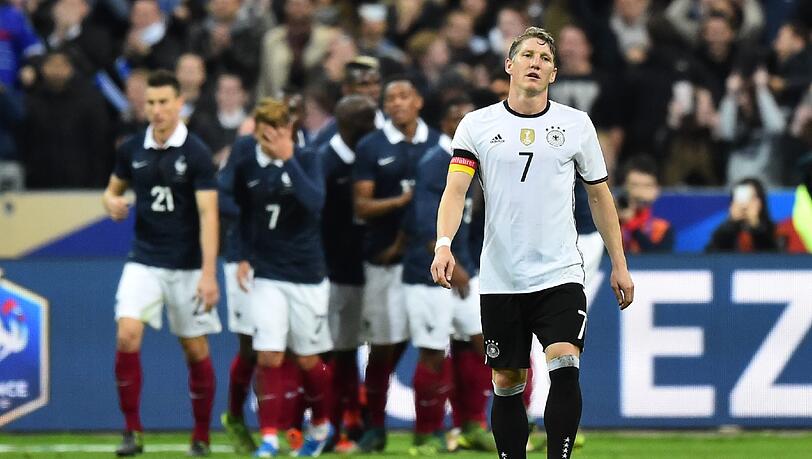 Bastian Schweinsteiger (DFB-Kapitän): "Ich bin immer noch fassungslos darüber, was am Freitag passiert ist. Ich möchte allen, die von dieser Tragödie betroffen sind, mein tiefstes Mitgefühl aussprechen. Zusätzlich möchte ich aller Opfer in Beirut gedenken, die bei den Anschlägen am Tag zuvor ums Leben gekommen sind. Egal, aus welchem Teil der Erde man kommt oder welcher Religion man angehört - wir sind vereint." Bastian Schweinsteiger (DFB-Kapitän): "Ich bin immer noch fassungslos darüber, was am Freitag passiert ist. Ich möchte allen, die von dieser Tragödie betroffen sind, mein tiefstes Mitgefühl aussprechen. Zusätzlich möchte ich aller Opfer in Beirut gedenken, die bei den Anschlägen am Tag zuvor ums Leben gekommen sind. Egal, aus welchem Teil der Erde man kommt oder welcher Religion man angehört - wir sind vereint."