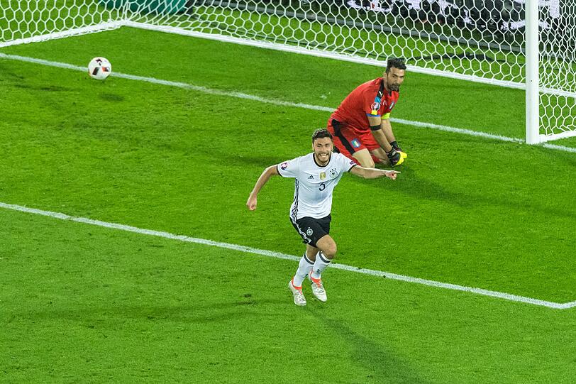 EM-Viertelfinale 2016: Jonas Hector, der 18. Schütze in diesem Elferkrimi, macht gegen Italiens Buffon den Halbfinaleinzug klar.
