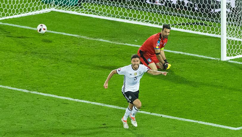 EM-Viertelfinale 2016: Jonas Hector, der 18. Schütze in diesem Elferkrimi, macht gegen Italiens Buffon den Halbfinaleinzug klar. EM-Viertelfinale 2016: Jonas Hector, der 18. Schütze in diesem Elferkrimi, macht gegen Italiens Buffon den Halbfinaleinzug klar.