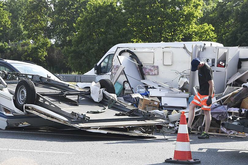 Die Bilder vom dramatischen Wohnwagen-Unfall bei Garching.