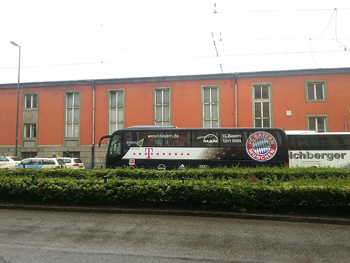 Kein seltener Anblick in München: der Mannschaftsbus des FC Bayern.