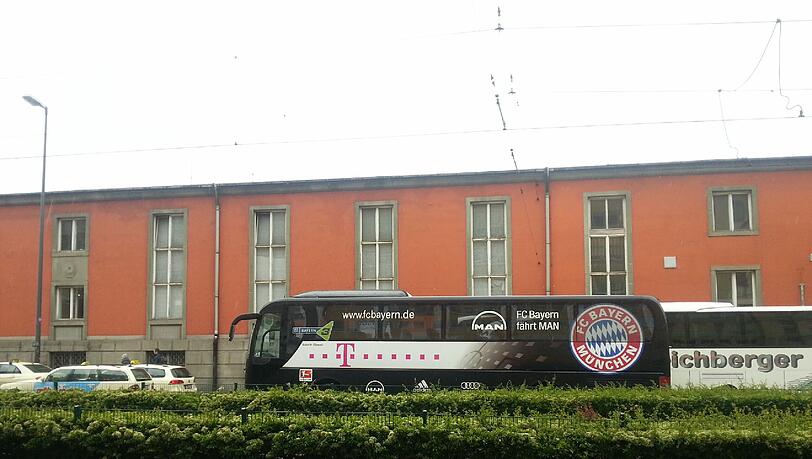 Kein seltener Anblick in München: der Mannschaftsbus des FC Bayern. Kein seltener Anblick in München: der Mannschaftsbus des FC Bayern.