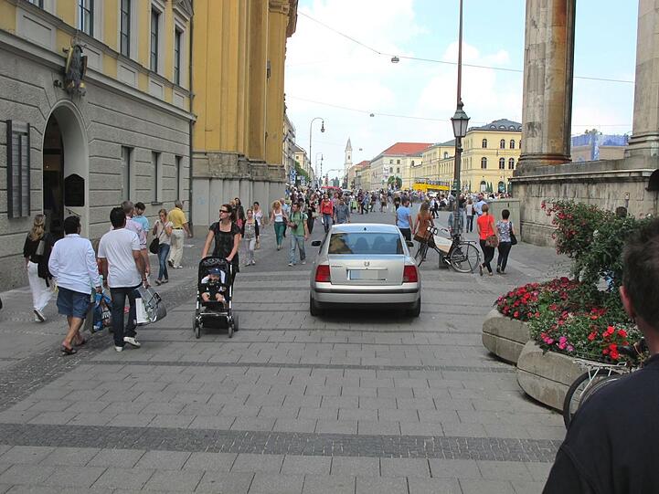 Das Fahrverbot ist ihm egal - der Fahrer eines VW Passat fährt am Samstag gemütlich an Radlern und Fußgängern vorbei - und holt sogar noch jemanden ab.