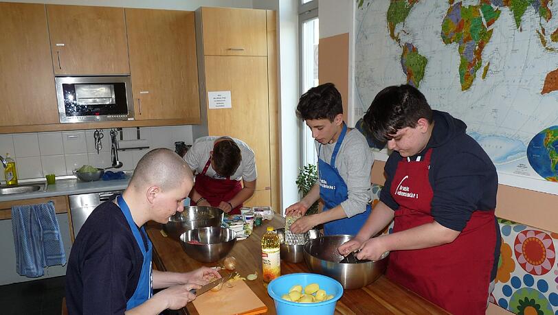 Cvijo (l.) beim Kochen mit seinen Schützlingen. Cvijo (l.) beim Kochen mit seinen Schützlingen.