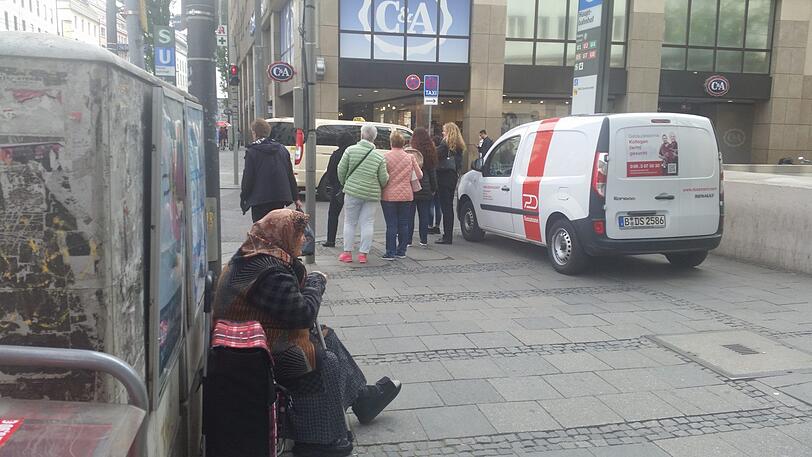 Die Bettlerin lässt sich von der Kontrolle nicht vertreiben.