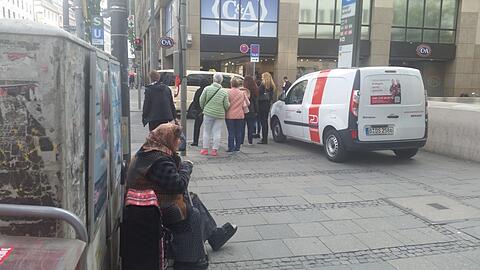 Die Bettlerin lässt sich von der Kontrolle nicht vertreiben.