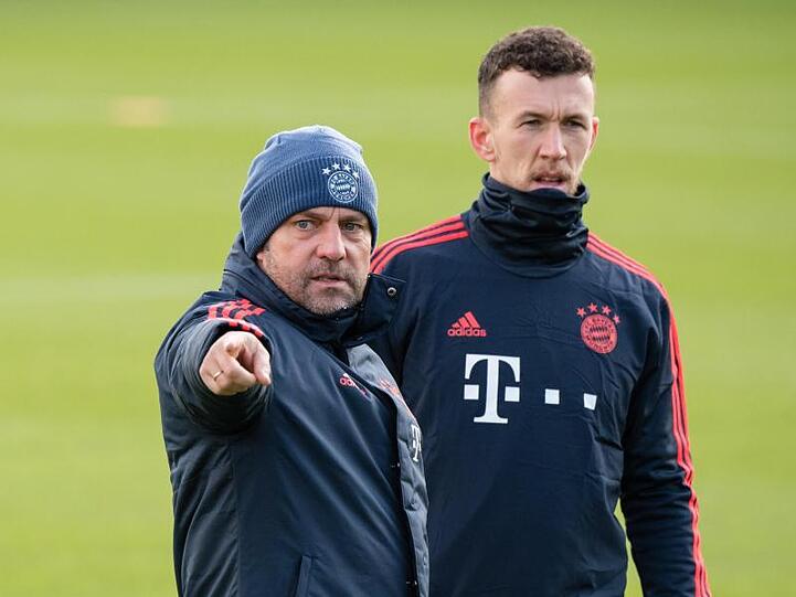 Trainer Hansi Flick (l) vom FC Bayern München gestikuliert vor Ivan Perisic. Foto: Matthias Balk/dpa