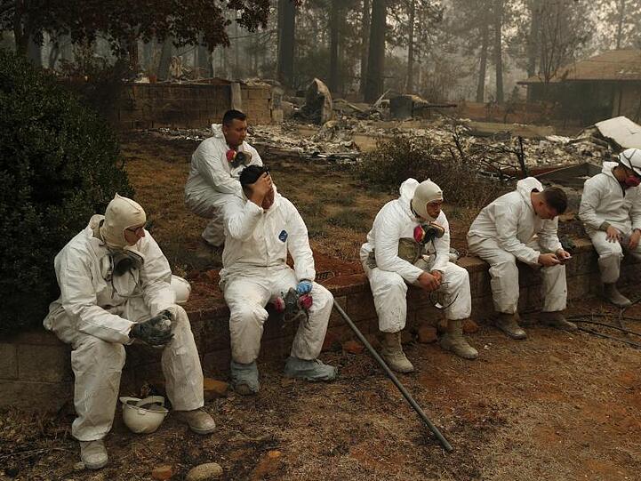 Mitglieder der California Army National Guard machen bei der Suche nach Leichen in abgebrannten Häusern eine Pause.