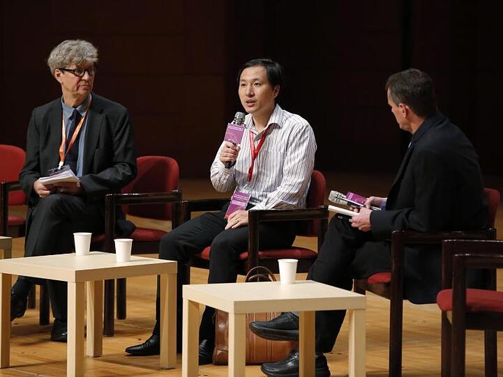 Angesichts scharfer weltweiter Kritik hat der chinesische Forscher He Jiankui seine Arbeit verteidigt, die zur Geburt der weltweit ersten genetisch veränderten Babys geführt haben soll.