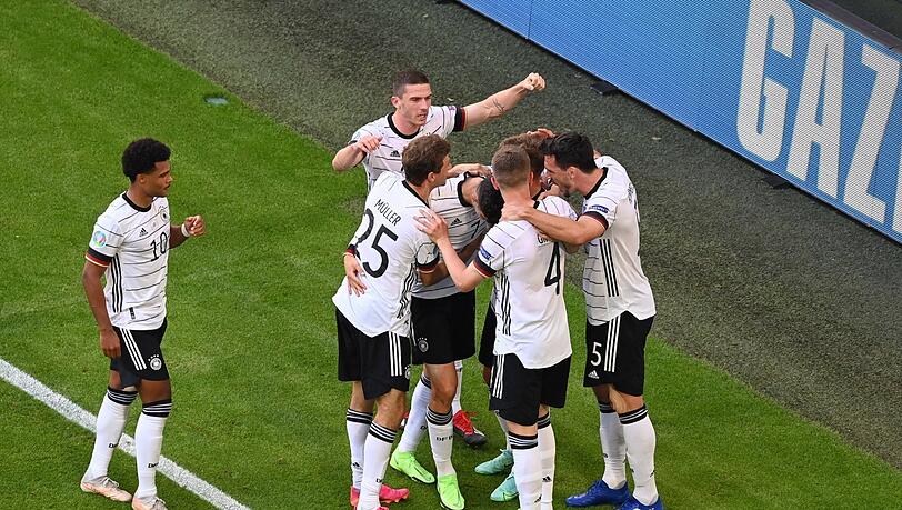 Im Turnier angekommen: Nach dem Gala-Auftritt gegen Portugal zählt die Nationalelf von Trainer Löw (u.) zu den Titelfavoriten.