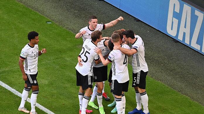 Im Turnier angekommen: Nach dem Gala-Auftritt gegen Portugal zählt die Nationalelf von Trainer Löw (u.) zu den Titelfavoriten.