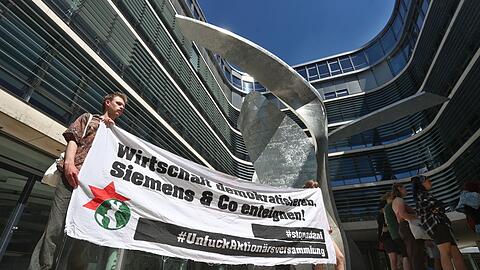 Klimaschützer protestieren vor der Siemens-Zentrale.