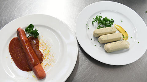 Links: Die vegane Currywurst mit Soße. Rechts: Die veganen Weißwürste. Beides wird so im Hofbräuzelt serviert.