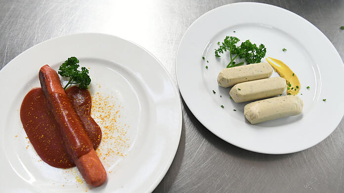 Links: Die vegane Currywurst mit Soße. Rechts: Die veganen Weißwürste. Beides wird so im Hofbräuzelt serviert.