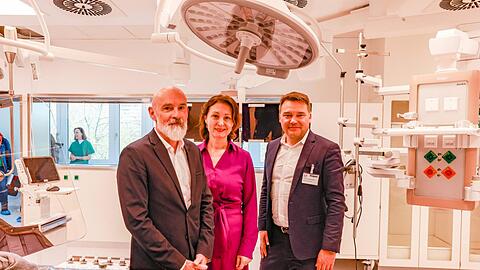 Der Erweiterungsbau des Klinikums Bogenhausen ist fertig. Und das freut die Chefs der Klinik (von links): Götz Brodermann, Petra Geistberger und Tim-Oliver Guderjahn.