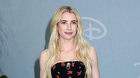Emma Roberts hat sich auf ihrer Hochzeit unter anderem in Schwarz gezeigt.