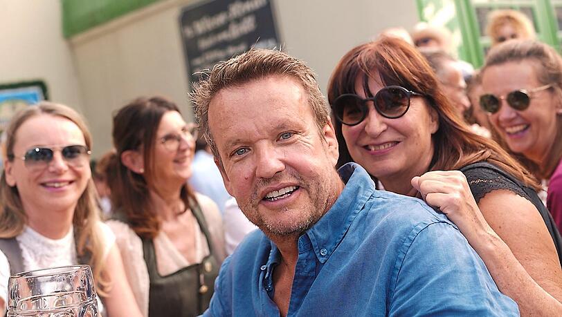 Jochen Sch&ouml;lch mit einem Radler im Biergarten des Augustiner-Festzelts auf der Wiesn.