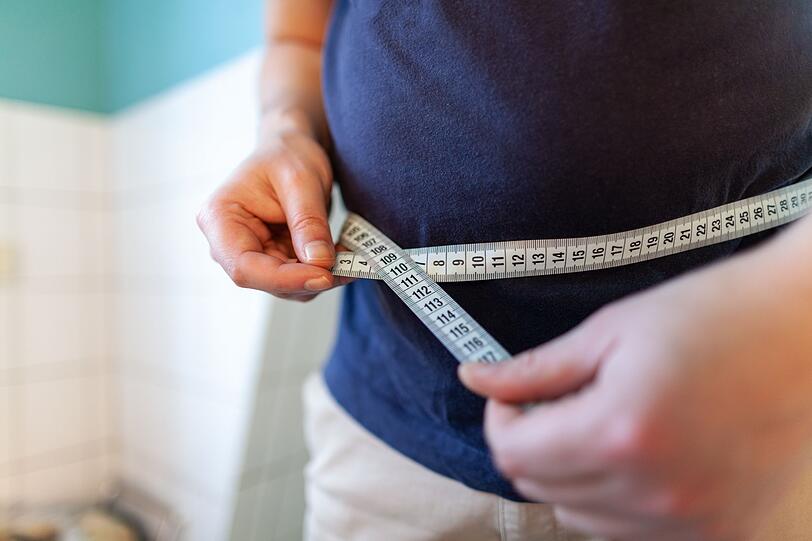Dieser Ern&auml;hrungsmythos h&auml;lt sich hartn&auml;ckig: Fett macht dick und ist somit schlecht f&uuml;r den K&ouml;rper. Doch der K&ouml;rper braucht bestimmte Fette, um N&auml;hrstoffe richtig verarbeiten und aufnehmen sowie um Organe sch&uuml;tzen zu k&ouml;nnen. Frauen ben&ouml;tigen etwa 70 Gramm Fett am Tag, M&auml;nner etwa 90 Gramm. Wichtig ist dabei, dass der gr&ouml;&szlig;te Anteil aus unges&auml;ttigten Fetten bestehen sollte.