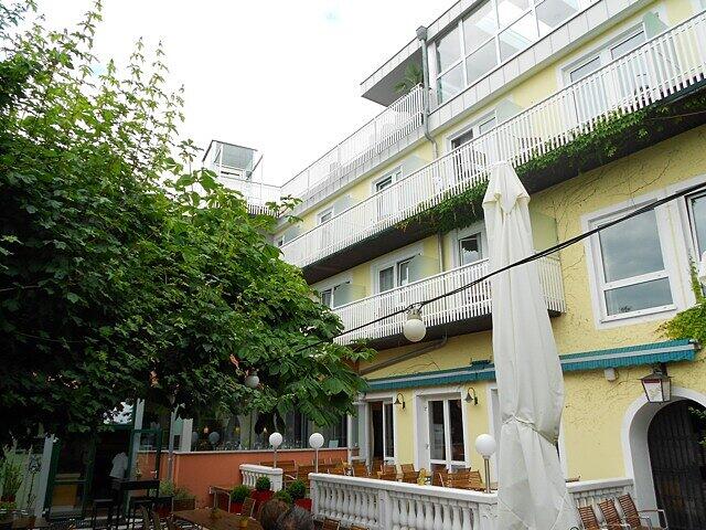 Die Löwen haben Quartier in Maria Taferl (Niederösterreich) bezogen. Bis 1. Juli bereitet sich der TSV 1860 dort auf die neue Saison vor. Die ersten Bilder vom Ort, dem Trainingsplatz, dem Quartier.