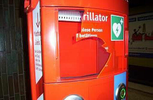 Mutwillige Zerstörung: ein zerschlagener Defibrillator, Schmierereien und zerschlitzte Sitze.