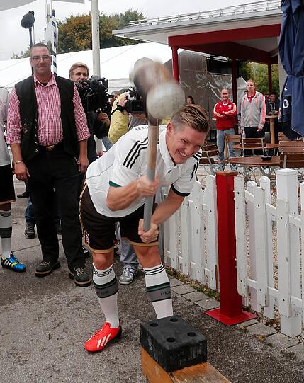 Das neue Wiesn-Trikot des FC Bayern für das Oktoberfest 2013: Die Bilder von der offiziellen Präsentation