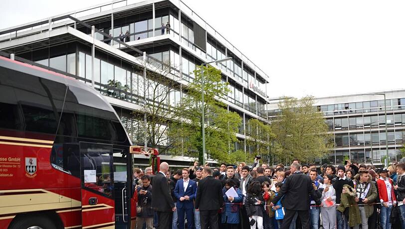 Ankunft von Real Madrid vor dem Hotel "Hilton" in München - die Bilder. Ankunft von Real Madrid vor dem Hotel "Hilton" in München - die Bilder.