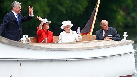 Queen Elizabeth II. und ihr Mann Prinz Philip fahren gemeinsam mit Bundespräsident Joachim Gauck und dessen Lebensgefährtin Daniela Schadt auf dem Boot "Ajax" auf der Spree entlang.