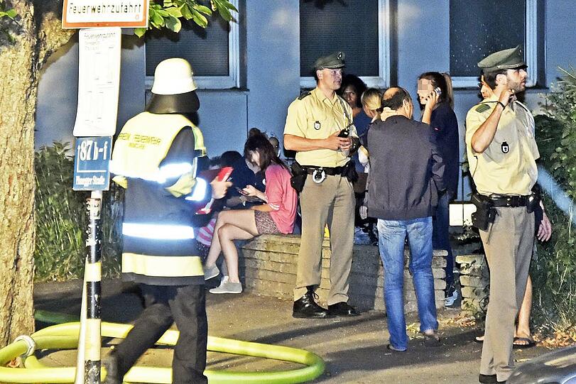 Rund 20 Personen mussten gut eine Stunde warten, bis sie wieder in ihre Wohnungen durften.