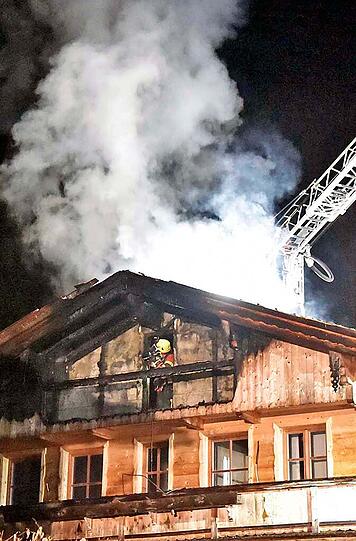 Bilder vom Dachstuhlbrand in Irschenberg. Vermutlich sorgte eine Zigarettenkippe für das Feuer.
