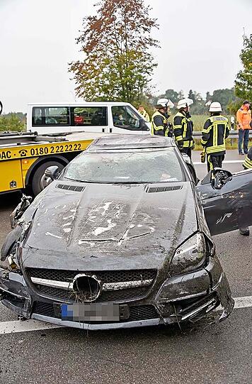Der verletzte Fahrer konnte sich ohne Hilfe aus seinem Fahrzeugwrack befreien.