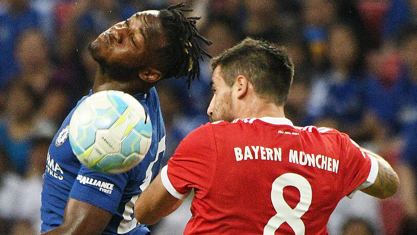 Die Profis des FC Bayern feiern ihr ersehntes ErfolgserlebnisDas war wieder ziemlich Bayern-like. Mit 3:2 (3:1) besiegt der deutsche Meister Englands Champion FC Chelsea nach starkem Start in Singapur. Es war der erste Erfolg auf der so strapaziösen Asien-Reise.