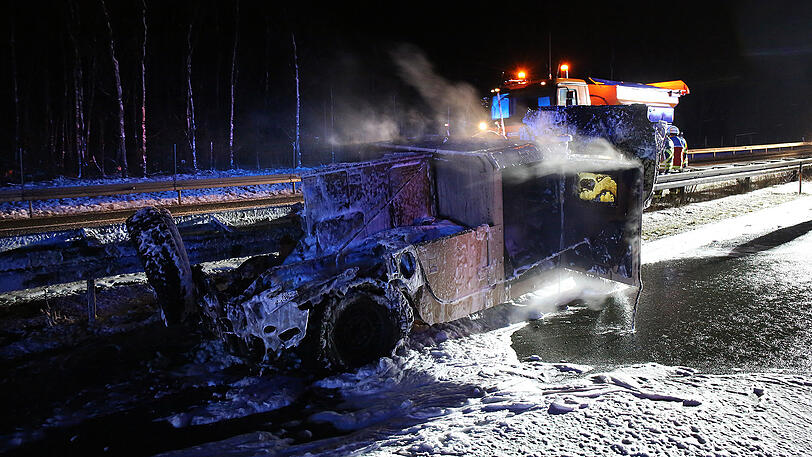 Nachdem der in Flammen stehende Hummer unkontrolliert über die Autobahn gerollt war, brannte er an der Mittelleitplanke völlig aus. Die Bilder.