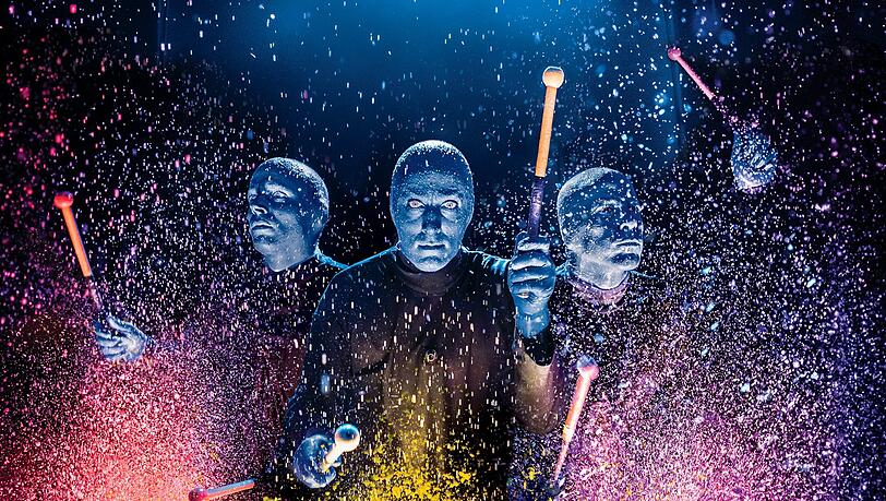 Farbspritzer und Trommelwirbel: Die Blue Man Group. Farbspritzer und Trommelwirbel: Die Blue Man Group.