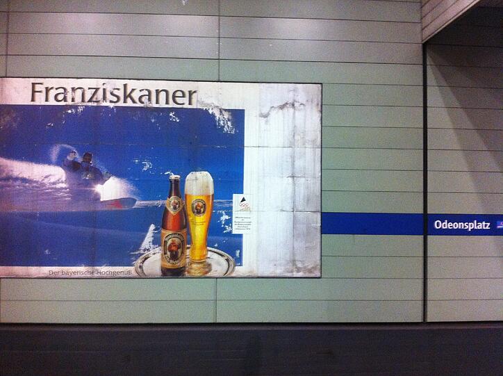 Hier rühmt sich Franziskaner als Sponsor der Olympischen Winterspiele 1994.