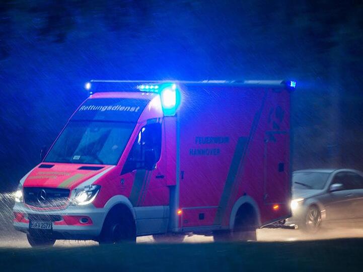 Ein Krankenwagen fährt mit Blaulicht durch den Regen. Foto: Silas Stein/dpa/Archivbild