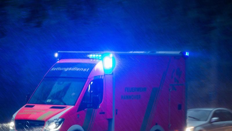 Ein Krankenwagen fährt mit Blaulicht durch den Regen. Foto: Silas Stein/dpa/Archivbild Ein Krankenwagen fährt mit Blaulicht durch den Regen. Foto: Silas Stein/dpa/Archivbild