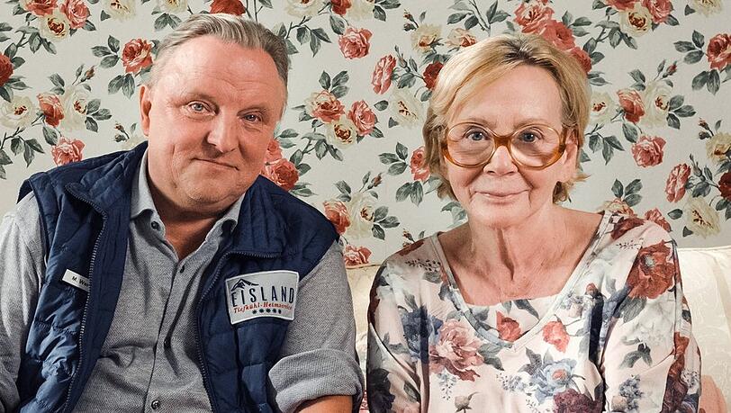 "Eisland": Marko Wendrichs (Axel Prahl) und Frau Horn (Christine Schorn) schauen Soaps im Fernsehen. "Eisland": Marko Wendrichs (Axel Prahl) und Frau Horn (Christine Schorn) schauen Soaps im Fernsehen.