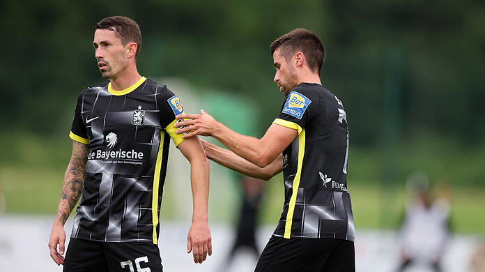 Gab die Binde im Test gegen den SV Ried an Phillipp Steinhart ab: Kapitän Stefan Lex (r).