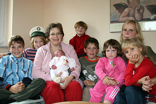 Grit Baberske (ganz r. mit Tochter Anne-Christin) besuchte Mark (10), Finn (7), Mama Christiane mit Ylvi, Bandik (5), Tim (12), Ella (2) (v.l.)