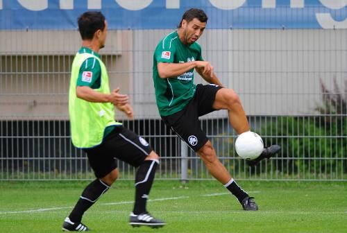 &bdquo;Ich habe bei allen Vereinen eine Führungsrolle übernommen&ldquo;: Youssef Mokhtari (r.), hier gegen Stephan Schröck.