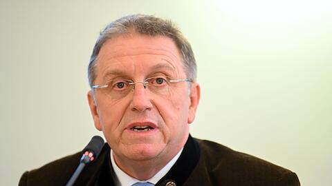 Oberfrankens Bezirkstagspr&auml;sident Henry Schramm (CSU) hat eine neue Richtlinie zur Vergabe von Ehrenmedaillen angek&uuml;ndigt. (Symbolbild)
