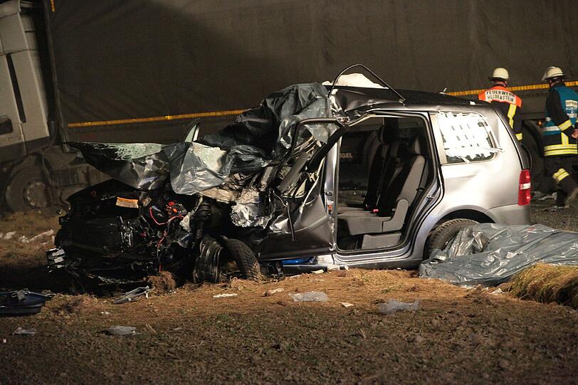 Zwei Tote und mehrere Schwerverletzte bei Verkehrsunfall nahe Ampfing &ndash; Voll besetztes Auto raste in entgegenkommenden Lkw. Die Bilder vom schrecklichen Crash.