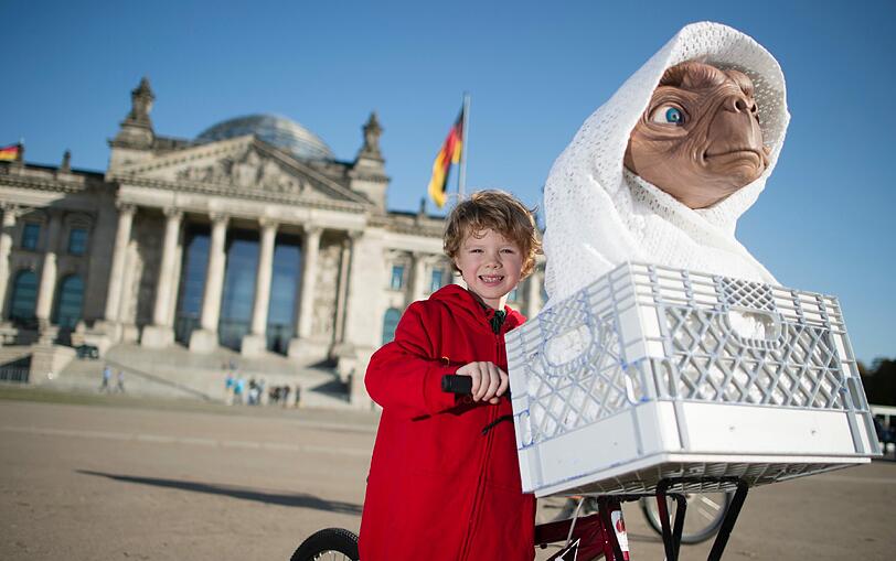Politiker, Touristen und Berliner staunten am Montag nicht schlecht: Kult-Filmfigur "E.T." machte den Vorplatz des Berliner Reichstags unsicher...