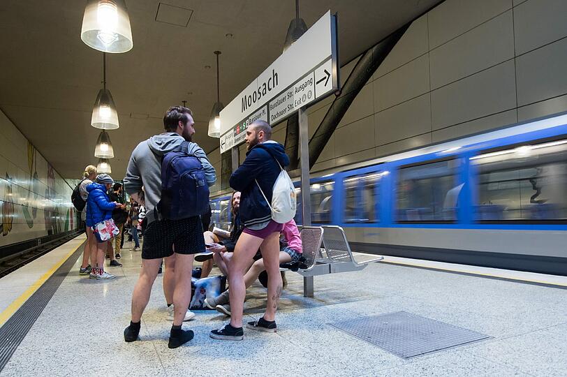 Auch in München traf man Fahrgäste unten ohne.