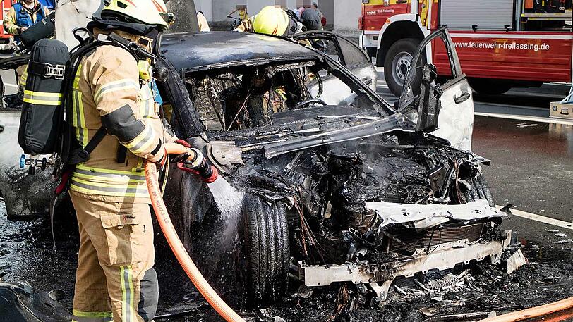 Der Mercedes brannte komplett aus, die Feuerwehr war mit etwa 30 Mann vor Ort. Klicken Sie sich durch die Bilder.